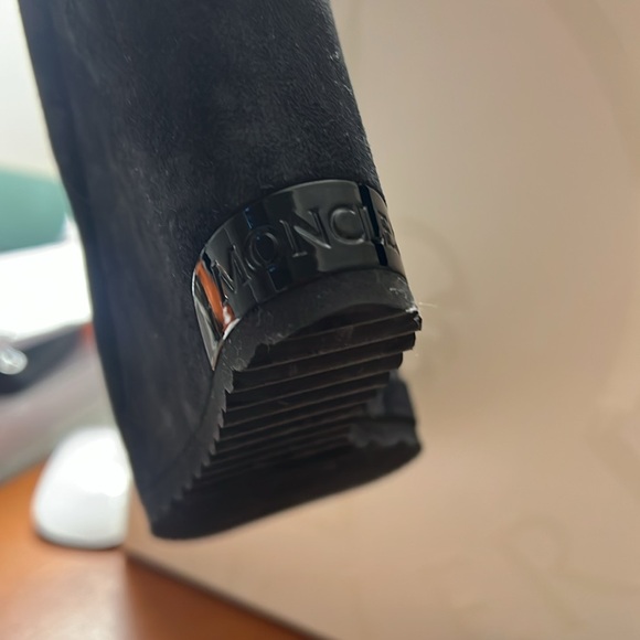 Moncler w short wedge boot size 40.5.
Worn twice. In amazing shape - Picture 8 of 13